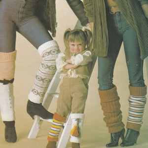 Può includere: Immagine di scaldamuscoli in vari colori e fantasie. Alcuni sono a tinta unita, altri a righe o con motivi a rombi. Un bambino in abito marrone e scaldamuscoli colorati è vicino a una scala bianca.