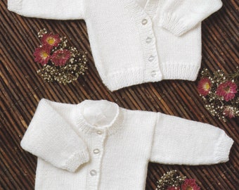 klassisch uni Baby Cardigan Strickmuster in V- und Rundhalsausschnitt - auch Frühchengröße