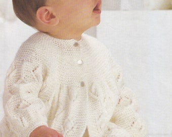 Adorable modèle en tricot vintage pour bébé de vestes de matinée et de chaussons