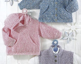 Puede incluir: Tres prendas de punto para bebés: un cárdigan azul con capucha, un jersey rosa con capucha y un cárdigan sin mangas morado. Cada prenda tiene un bolsillo en la parte delantera y está hecha con un hilo texturizado.