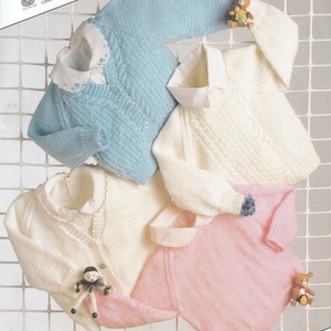Könnte beinhalten: Eine Vintage-Strickanleitung mit dem Titel Peter Gregory 7033, die vier gestrickte Pullover in Hellblau, Weiß und Rosa zeigt. Die Pullover haben lange Ärmel, Kragen und strukturierte Muster. Der Text enthält Double Knittings 40-50 cms (16-20 ins).