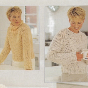 以下が含まれることがあります： 2人の女性が異なるスタイルのニットセーターを着ています。左側のセーターは薄い黄色のタートルネックセーターです。右側のセーターはクリーム色のクルーネックセーターです。