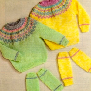 Könnte beinhalten: Zwei gestrickte Pullover mit passenden Armwärmern. Ein Pullover ist gelb mit einem rosa und blauen gemusterten Joch, der andere ist grün mit einem rosa und blauen gemusterten Joch. Die Armwärmer sind gelb und grün.