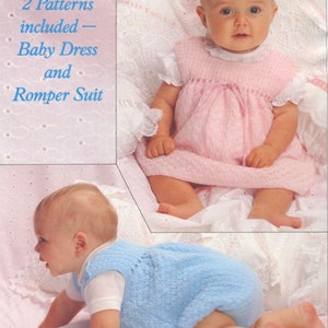 Könnte beinhalten: Zwei Strickmuster für ein Babykleid und einen Strampler. Die Muster werden an zwei Babys gezeigt, die die fertigen Kleidungsstücke tragen. Das Baby im oberen Bild trägt ein rosa Kleid und das Baby im unteren Bild trägt einen blauen Strampler.