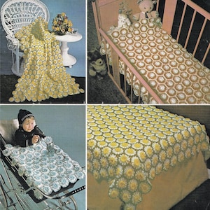 Op de afbeelding: Vier afbeeldingen die een gehaakte deken met een madeliefjespatroon laten zien. De deken is te zien in een witte rieten stoel, een wieg, een kinderwagen en plat op een oppervlak. De deken is gehaakt met wit en geel garen met een groen midden.