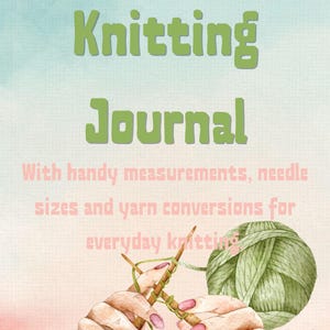 Könnte beinhalten: Ein Cover im Aquarellstil für ein Strickjournal. Der Titel "My Knitting Journal" ist in Grün gehalten, mit zusätzlichem Text in Rosa. Das Bild zeigt Hände beim Stricken mit Nadeln, einen grünen Wollknäuel und weiße Gänseblümchen.