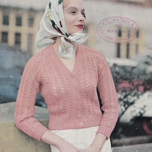 Peut inclure: Un cardigan rose en tricot avec un col en V et une fermeture boutonnée. Le cardigan présente un délicat motif ajouré et est porté avec une jupe blanche. Le modèle porte un foulard blanc à imprimé floral.