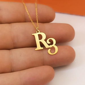 Colar de letras e números de ouro maciço 14K, colar de números personalizados para mulheres, colar de números iniciais minúsculos, joias de letras personalizadas, presentes R3