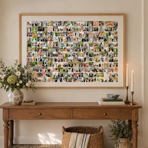 Puede incluir: Una gran pieza de arte mural rectangular que presenta un collage de fotos estilo cuadrícula con numerosas imágenes pequeñas, enmarcada en un marco de madera de tono claro. El collage muestra una variedad de escenas, incluyendo exteriores.