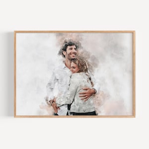 Pu&ograve; includere: Ritratto in stile acquerello di una coppia che si abbraccia, incorniciato in legno chiaro. L'uomo indossa una camicia bianca, e la donna una giacca di jeans chiara. Lo sfondo ha colori tenui e sfumati di grigio e pesca.