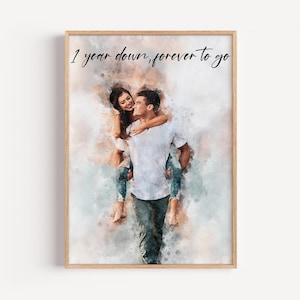 Pu&ograve; includere: Una stampa ad acquerello incorniciata con una coppia, con la donna sulla schiena dell'uomo. La stampa presenta il testo "1 year down, forever to go" in stile scritto a mano. L'opera &egrave; in una cornice di legno.