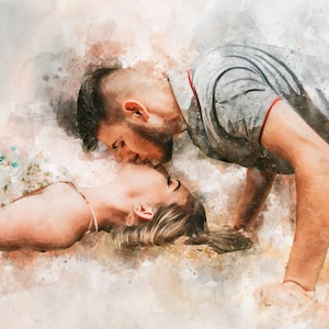 Pu&ograve; includere: Illustrazione in stile acquerello di una coppia che si bacia. L'uomo indossa una maglietta grigia con bordini rossi, e la donna un top floreale. L'immagine ha un'atmosfera morbida e romantica con colori tenui.