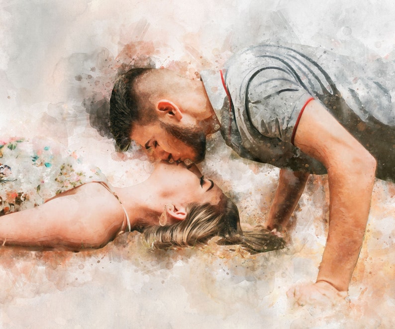 Pu&ograve; includere: Illustrazione in stile acquerello di una coppia che si bacia. L'uomo indossa una maglietta grigia con bordini rossi, e la donna un top floreale. L'immagine ha un'atmosfera morbida e romantica con colori tenui.