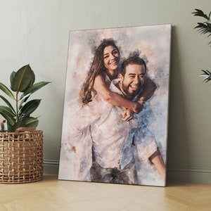Pu&ograve; includere: Una stampa su tela con un ritratto in stile acquerello di una coppia sorridente. L'uomo porta la donna sulla schiena, entrambi sembrano gioiosi. L'opera d'arte presenta colori tenui e sfumati ed &egrave; esposta su uno sfondo neutro, suggerendo un tema romantico.