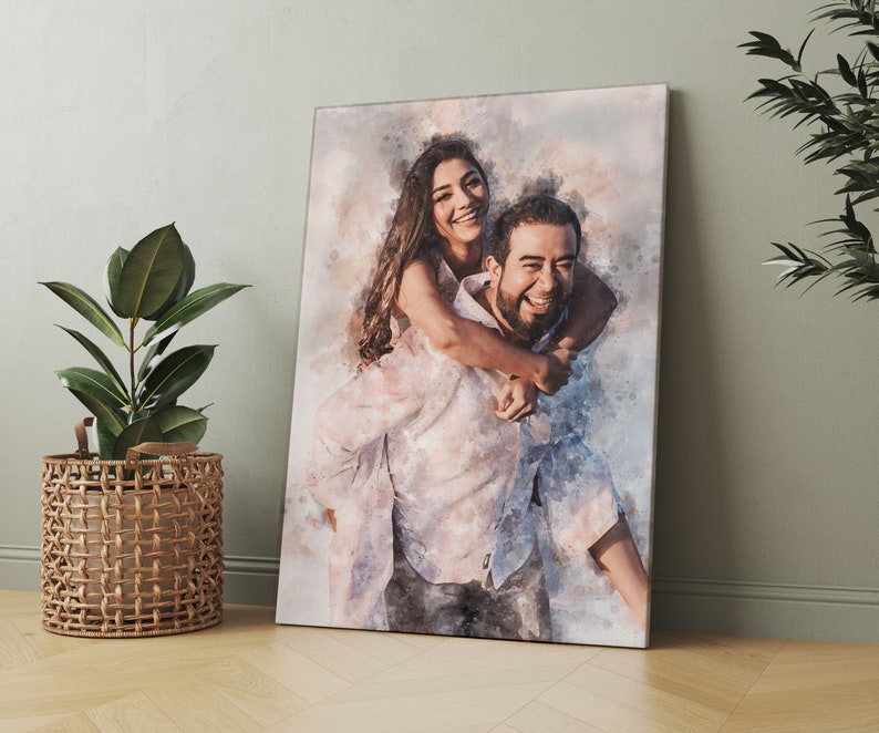 Pu&ograve; includere: Una stampa su tela con un ritratto in stile acquerello di una coppia sorridente. L'uomo porta la donna sulla schiena, entrambi sembrano gioiosi. L'opera d'arte presenta colori tenui e sfumati ed &egrave; esposta su uno sfondo neutro, suggerendo un tema romantico.