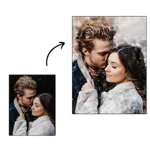 Pu&ograve; includere: Ritratto in stile acquerello di una coppia che si abbraccia. L'uomo indossa una giacca di jeans sopra una camicia floreale, mentre la donna ha un cappotto di pelliccia bianco. L'immagine ha un'atmosfera morbida e romantica, incentrata sulla vicinanza e l'affetto della coppia.