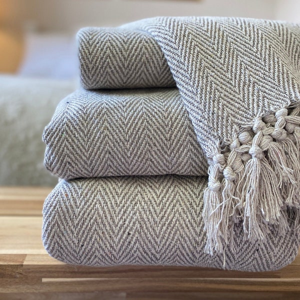 Couverture pour canapé/lit tissée de luxe en tweed beige neutre à chevrons, 100 % coton, extra large, lavable en machine, bordée de franges