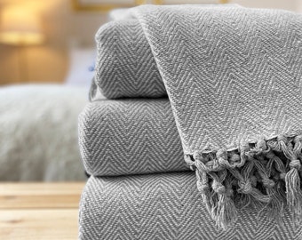 Tissé de luxe 100 % coton gris tourterelle pâle tweed blanc à chevrons pour canapé/couverture de lit extra large, doux et lavable en machine avec franges