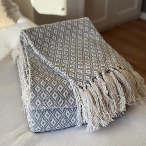 Gewebte 100% Baumwolle Taubengrau / Weiß Sofa Decke Überwurf Diamant Karo Boho Moderne Bettüberwurf Geometrisch Kariert Fransen X Groß