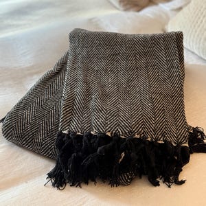 Luxe Geweven 100% Katoen Houtskool Zwart Tweed Visgraat Sofa/Beddeken Gooi Extra Grote Zachte Machinewasbaar met franjes