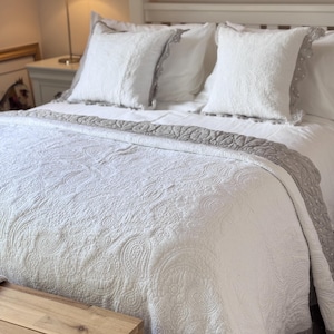 Lyxigt vitt och taupe vågigt paisleymönster quiltat överkast | 100 % bomull/linne (232 x 252 cm) överkastset för dubbelsäng/king size-säng, kuddfodral