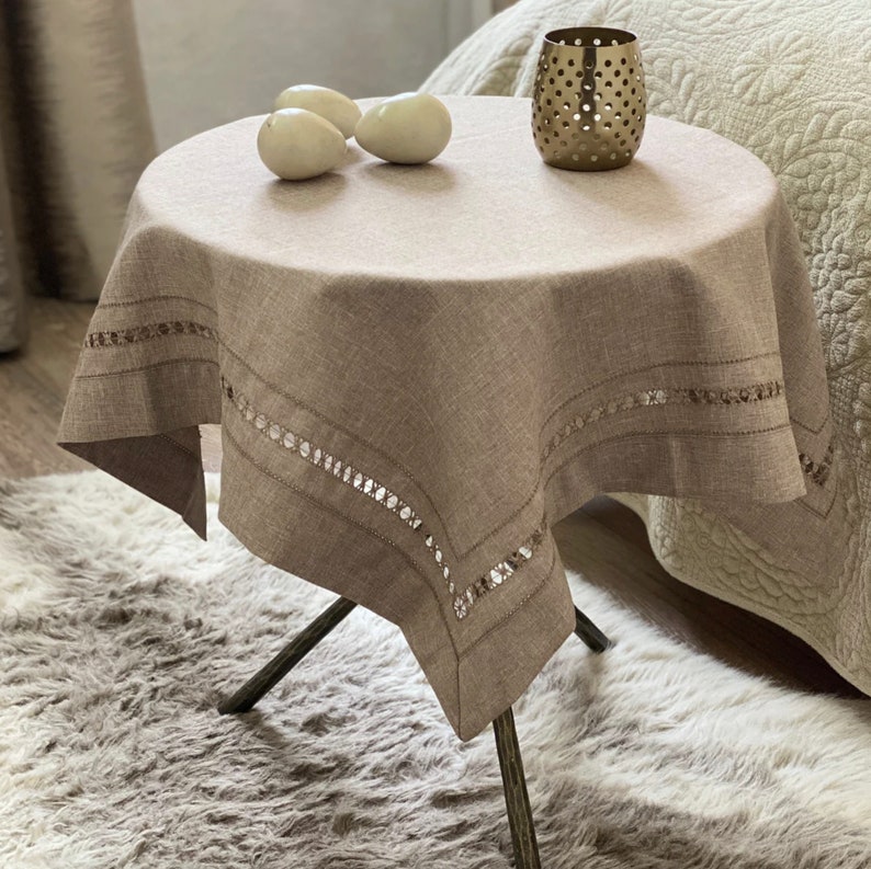 Luxury Woven Faux Linen Neutral Natural Beige Taupe Table Runner Cutwork Lace Border Plain Table Linen Contemporary Minimalist Simple Tablecloth 34inx34in