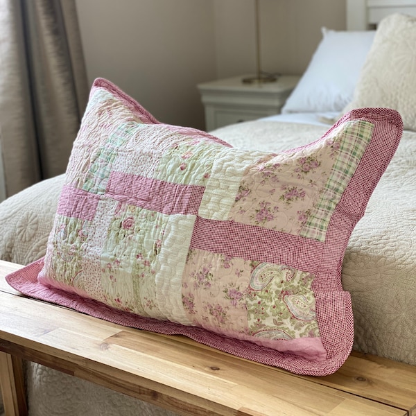 Belle taie d'oreiller matelassée en patchwork de coton avec carrés de dentelle au crochet, fleurs champêtres, tissu à carreaux vichy bord oxford artisanat