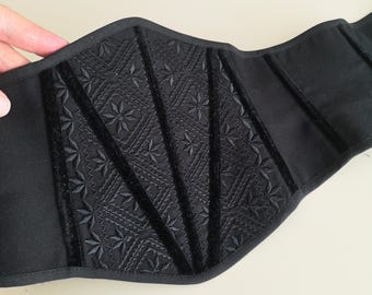 Cintura corsetto sottoseno ricamata, corsetto folk nero, corsetto rinascimentale in lino, bustino stile cottagecore, allacciatura a corsetto