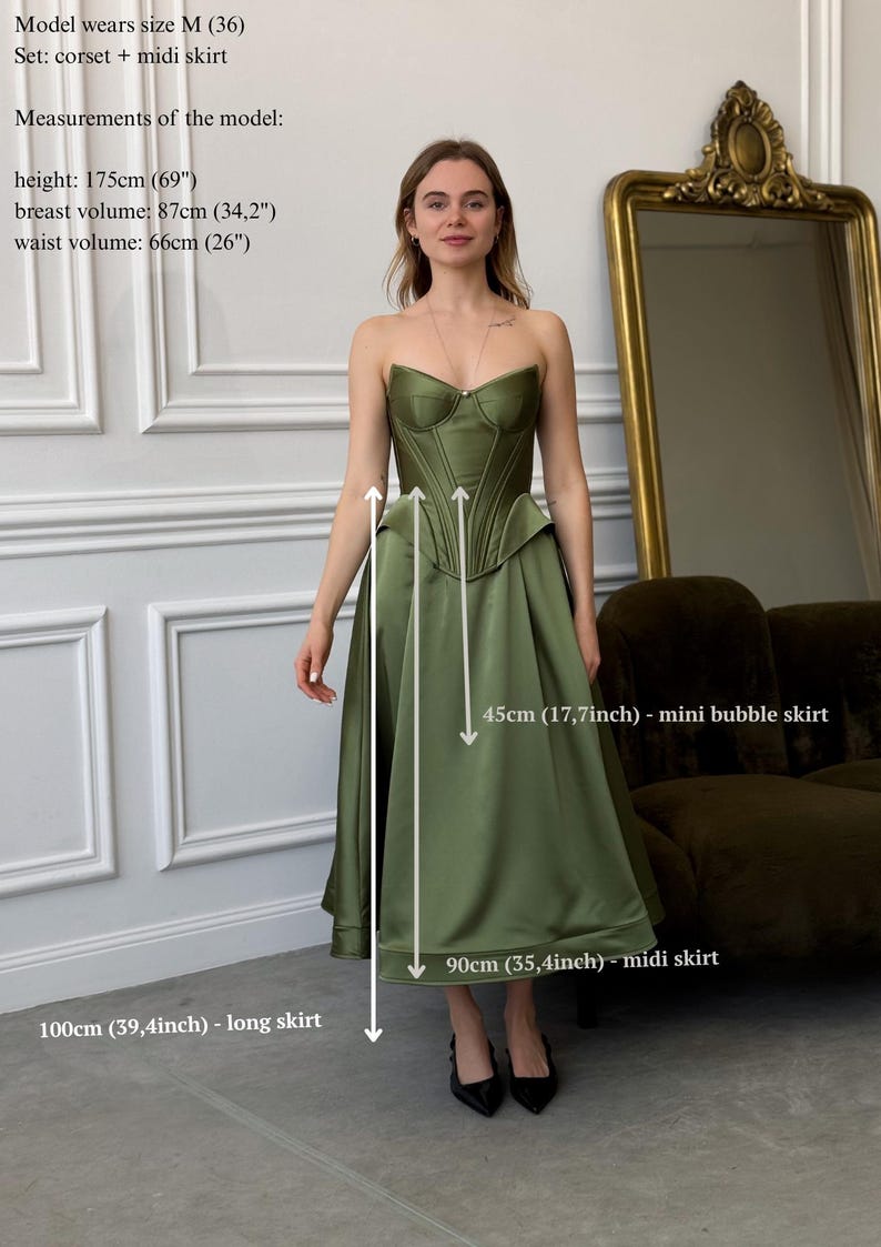 Peut inclure: Ensemble corset et jupe midi vert olive. Le corset a un corsage structur&eacute;. La jupe midi mesure 90 cm. Le mod&egrave;le mesure 175 cm, avec un tour de poitrine de 87 cm et un tour de taille de 66 cm. La mini jupe est de 45 cm.