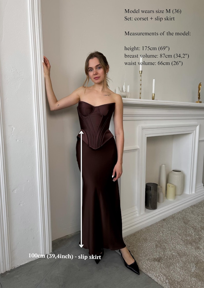Peut inclure: Ensemble corset et jupe longue marron fonc&eacute;. Le corset est sans bretelles et structur&eacute;. La jupe longue mesure 100 cm de long. La mod&egrave;le mesure 175 cm de haut, avec un tour de poitrine de 87 cm et un tour de taille de 66 cm.