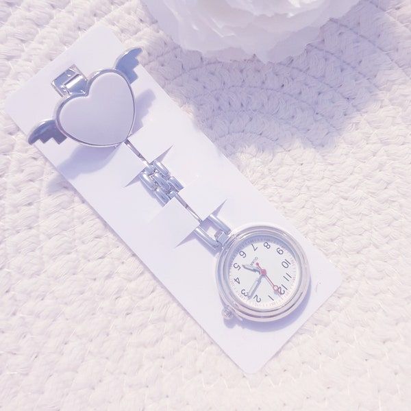 Broche de montre à quartz avec clip en forme de cœur pour infirmières - Remise NHS appliquée à plus de 20 %