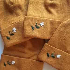 手刺繍の花柄ビーニー：パーソナライズされたアクリル製冬用帽子