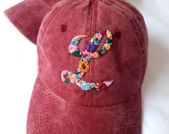 Cappello ricamato con lettera scritta a mano, berretto monogramma ricamato a mano, cappello fatto a mano, berretto ricamato con lettera, regalo per le donne, berretto floreale personalizzato