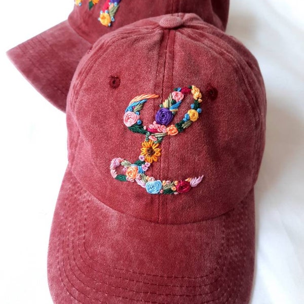 Cappello ricamato con lettera scritta a mano, berretto monogramma ricamato a mano, cappello fatto a mano, berretto ricamato con lettera, regalo per le donne, berretto floreale personalizzato