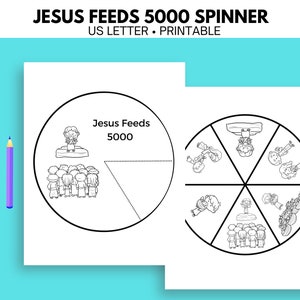 Op de afbeelding: Een zwart-witte printbare spinner met de woorden "Jezus voedt 5000" en een afbeelding van Jezus die de 5000 voedt. De spinner heeft zes secties met verschillende afbeeldingen uit het verhaal.