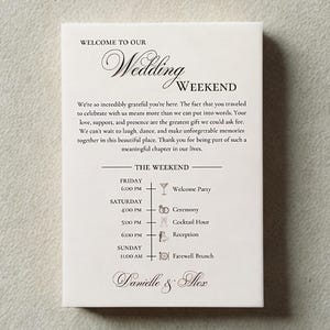 Peut inclure: Une carte d'itinéraire de mariage blanche avec une écriture élégante. La carte comprend le texte "Welcome to Our Wedding Weekend" et un programme détaillé des événements, y compris les heures et les activités. Les noms "Danielle & Alex" sont en bas.