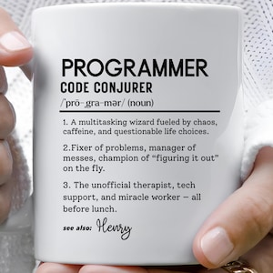 Peut inclure: Ensemble de trois mugs en céramique avec une finition mate et mouchetée. Les mugs sont de couleur crème, gris clair et gris foncé. Chaque mug a un design simple et minimaliste avec une anse arrondie.