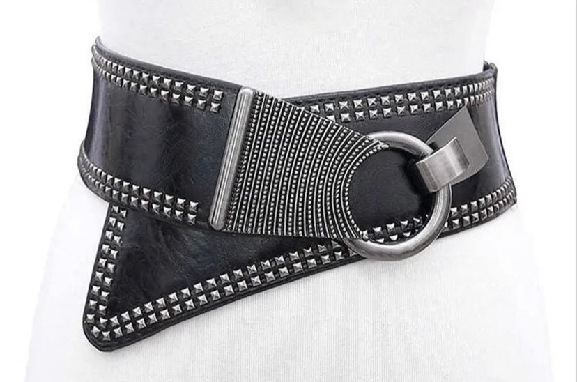 Realización de cinturones con tachuelas solo online