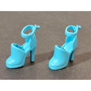 Puede incluir: Dos zapatos de tacón alto azul claro con correas en el tobillo. Los zapatos tienen una punta redondeada y un tacón pequeño. Los zapatos están hechos de un material liso y brillante. Los zapatos son de un color brillante y sólido.