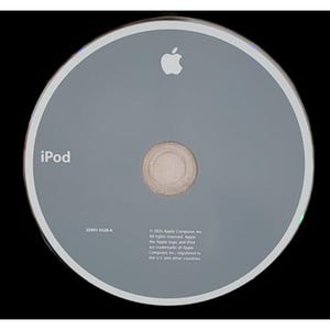 Puede incluir: Un CD iPod gris con borde blanco y el logotipo de Apple. La palabra "iPod" está impresa en el lado izquierdo. El CD tiene texto en la parte inferior, incluido el año 2005 y Apple Computer, Inc.