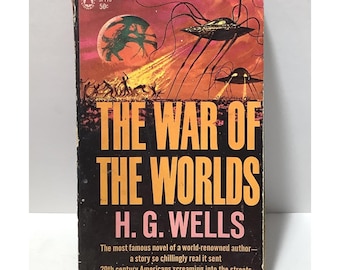 Può includere: Un libro tascabile vintage intitolato The War of the Worlds di H.G. Wells. La copertina presenta un'illustrazione di fantascienza con macchine aliene a molte zampe su un cielo arancione e viola, con testo in giallo e rosa.