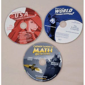 Może przedstawiać: Trzy płyty CD z grami komputerowymi z postacią Carmen Sandiego. Jedna płyta CD nosi tytuł "Where in the U.S.A. is Carmen Sandiego?". Kolejna to "Where in the World is Carmen Sandiego?". Trzecia płyta CD to "Carmen Sandiego Math Detective."