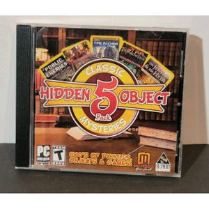 Op de afbeelding: Een pc-gamecase voor "Classic Hidden Object 5 Pack Mysteries". De cover heeft een geel en rood logo met de titel van het spel en afbeeldingen van andere spellen, waaronder "Public Enemies" en "Frankenstein". De case is transparant met een zwarte rug.