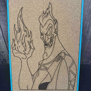 Puede incluir: Un dibujo lineal negro de un personaje sosteniendo llamas, sobre un fondo de corcho. La obra de arte est&aacute; enmarcada con un borde azul brillante. El personaje tiene una expresi&oacute;n siniestra.