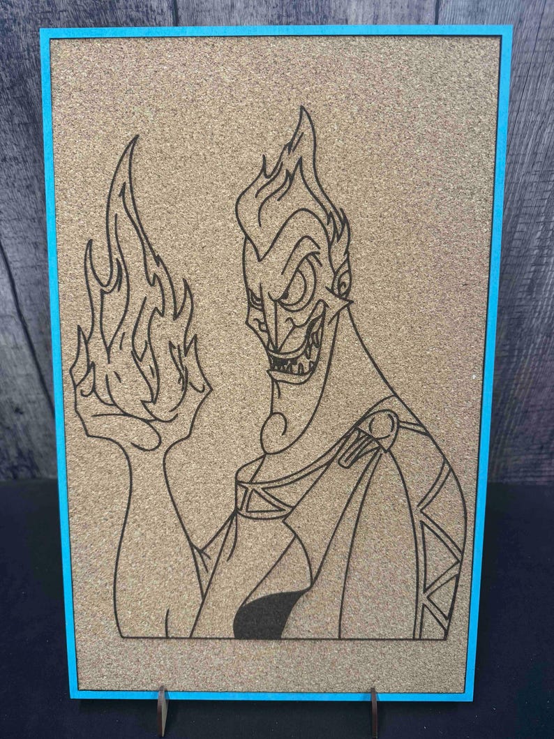 Puede incluir: Un dibujo lineal negro de un personaje sosteniendo llamas, sobre un fondo de corcho. La obra de arte est&aacute; enmarcada con un borde azul brillante. El personaje tiene una expresi&oacute;n siniestra.