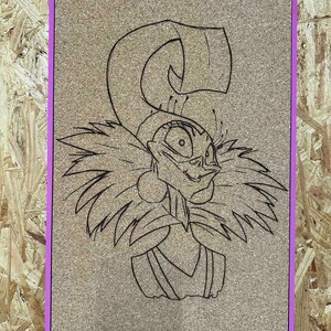 Puede incluir: Un corcho enmarcado con un dibujo lineal negro de un personaje de dibujos animados con un gran cuello de plumas y un sombrero alto y curvado. El marco es de color p&uacute;rpura brillante.