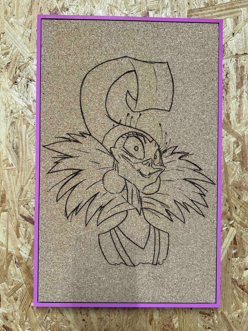 Puede incluir: Un corcho enmarcado con un dibujo lineal negro de un personaje de dibujos animados con un gran cuello de plumas y un sombrero alto y curvado. El marco es de color p&uacute;rpura brillante.