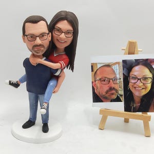 カスタマイズされたカップルのボブルヘッド、カップルの記念日のフィギュア、カスタマイズされたカップルの婚約ケーキのトッパー、ロマンチックな恋人のフィギュア