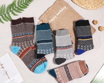 Puede incluir: Seis pares de calcetines de colores con patrones y una variedad de diseños. Los calcetines están hechos de un material suave y cálido, perfectos para el clima frío.
