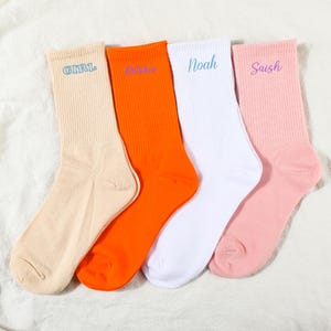 Gepersonaliseerde sokken met initialen - aangepaste geborduurde letters op zachte katoenen sokken met ronde hals - Unisex sokken - een cadeau voor hem/haar